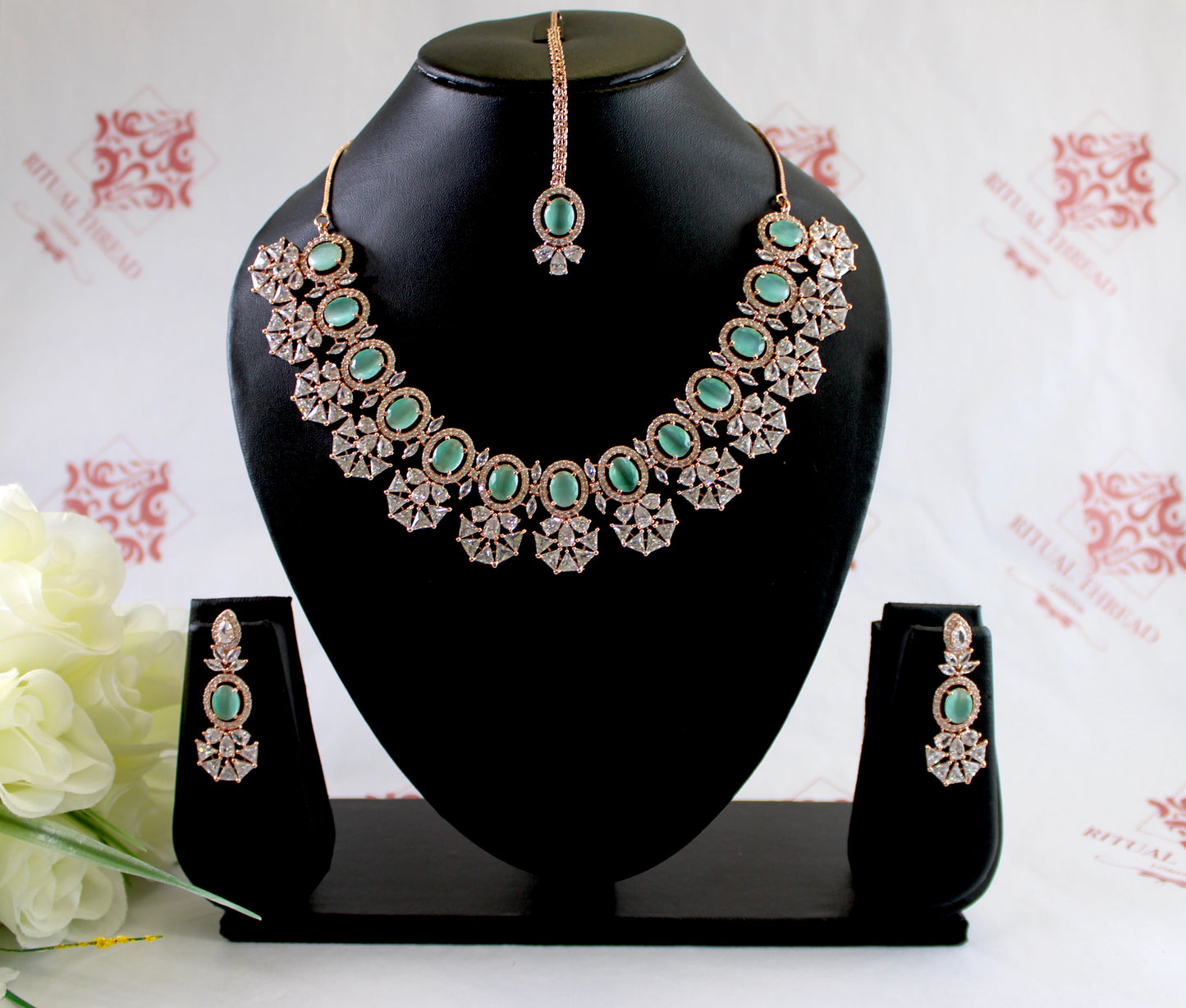 Amazing Embossed Flower Necklace Set