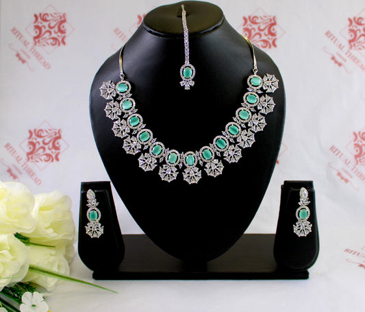 Amazing Embossed Flower Necklace Set